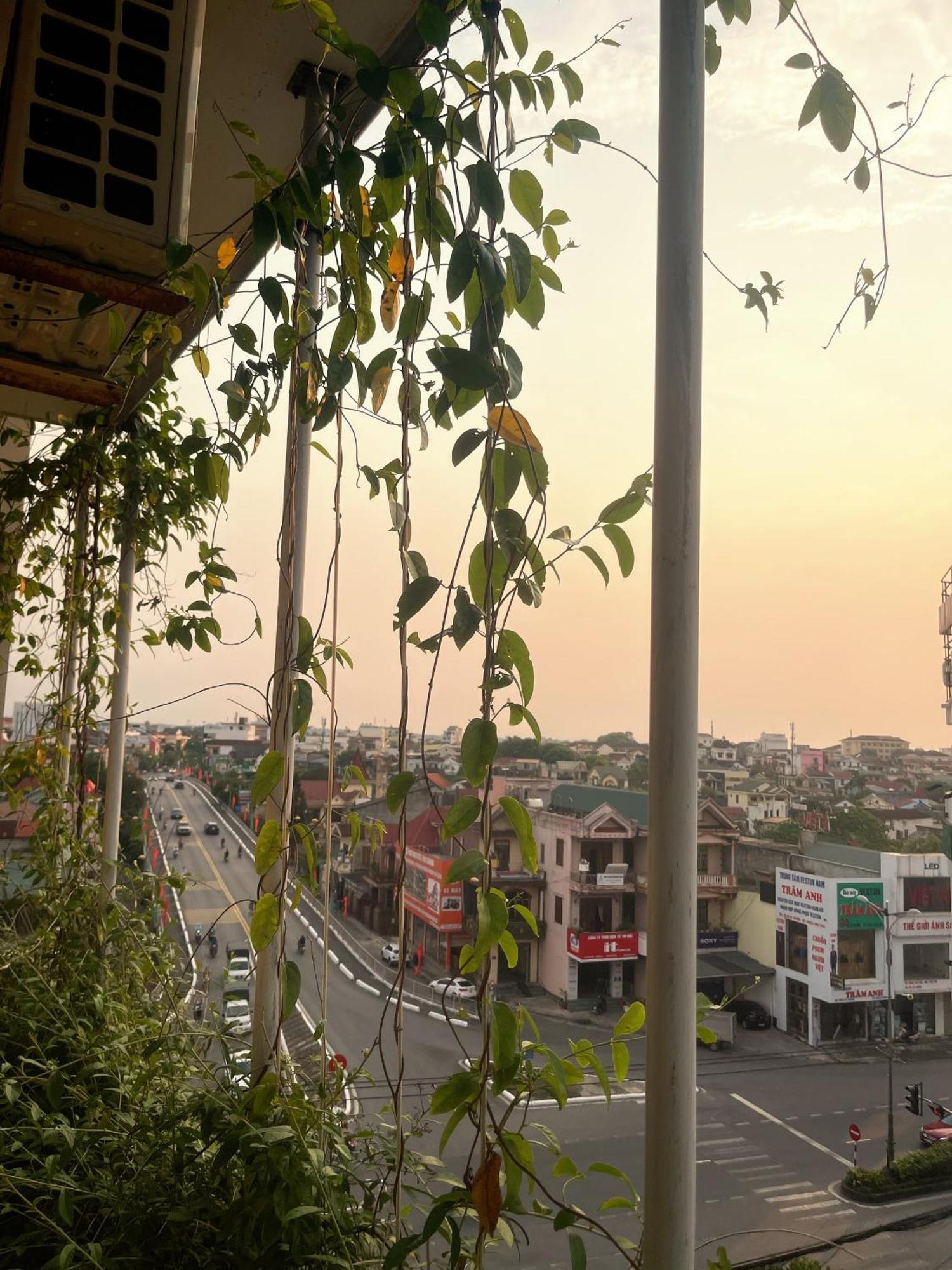 ホテル Khach San Hoa Binh Quang Tri ドンハ エクステリア 写真